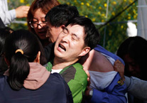 韩国沉船遇难者家属群殴政府官员