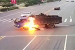 两车相撞司机瞬间起火