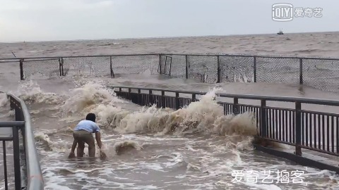 台风天游客冒险下海嬉戏