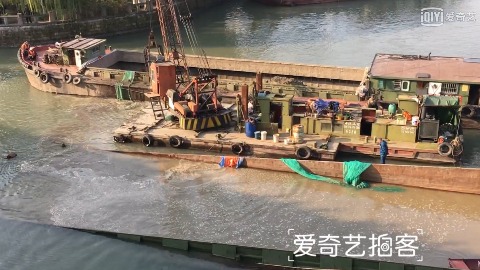 杭州一货船运河沉没