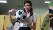 泷泽萝拉为国足加油 手举足球摆性感pose