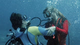 黑寡妇(片段)拉塞尔潜水氧气告急幸得好友相助