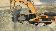 卡特385C挖掘机装载翻车机,大挖机看着就是爽