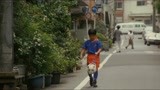 小男孩提着足球边走边踢  以后能在世界杯的赛场上验证一下实力吗