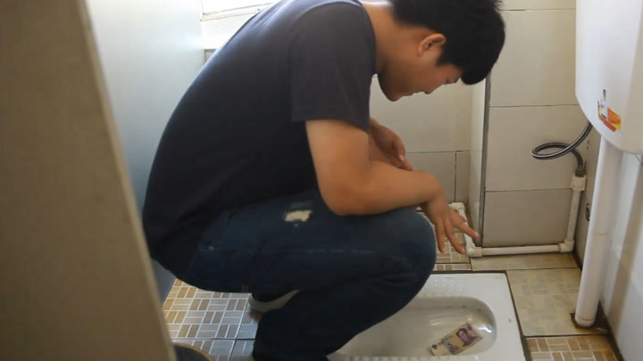 小伙上厕所钱掉进厕所里,同伴想出一个绝妙的办法