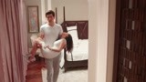 趁女仆睡着竟干这事？ 有钱人都是这么玩儿的吗