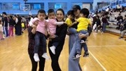 陈若仪陪双胞胎儿子参加运动会 一人抱俩妈妈力Max