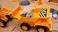挖掘机自卸车装载运输泥沙