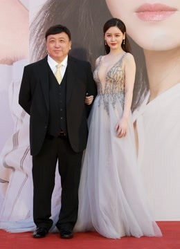 2019香港电影金像奖红毯 王晶与《追龙2》女主邱意浓亮相