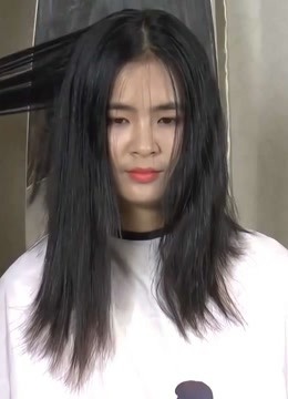 小姐姐长头发很漂亮,剪成短头发后,瞬间年轻好几岁