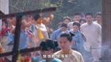 笑红颜：学生游行示威发生冲突，场面混乱，众人分散逃跑