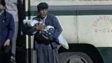 《渴望》一个男人抱着孩子，在车站瞎转悠，怪可怜的