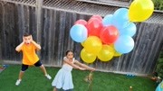 小萝莉和哥哥玩气球玩具