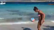 胸部停球真稳！夏天到了，你喜欢在沙滩上看比基尼美女颠球吗