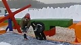 赛道上的减速带 依然没有挡住小伙子的滑行速度