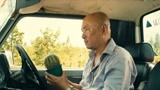 《人再囧途之泰囧》徐朗看到车上的仙人掌，拿起来就把它扔了！