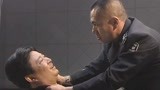深度打击：老刑警见罪犯不招就来气，当场动手痛揍罪犯