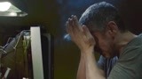 隧道尽头：乔恩正在修电脑，忽然捂头痛哭起来，发生什么事了！