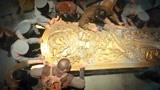 《鬼吹灯》最新电影，盗墓贼打开古棺，却飞出一条10米长的蜈蚣