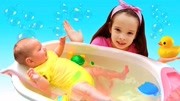 越看越精彩，小萝莉竟让小宝宝和乌龟一起学游泳？儿童益智过家家