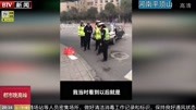 河南平顶山:老人用18米长绳吊保温桶为民警送饭资讯高清正版视频在线观看–爱奇艺