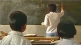 暖春：农村女孩被同桌画起了三八线，女孩受委屈的眼神让人心疼！