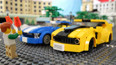 大黄蜂跑车对决蓝色赛车 街头两辆汽车飙车比拼速度快
