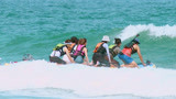《夏日冲浪店》冲浪小队乘风破浪划龙板 众人被浪拍进海里