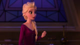 冰雪奇缘2：冰雪女王回忆小时候，紫色睡袍，太美太优雅！