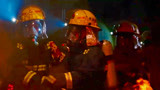 逃出生天：消防员被困火海，连水都不管用，直接冲向消防员