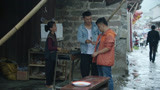 《金色索玛花》扎伊在山下卖烤猪皮 两个男人想吃霸王餐