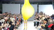 美女模特只穿“气球”走秀，不料气球突然“漏气”，观众瞬间沸腾