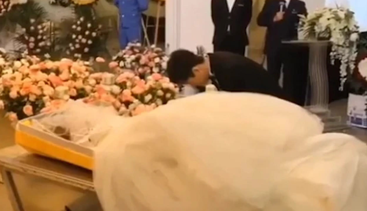欧美妈妈带着儿子女儿一起直播萝莉男童母女 