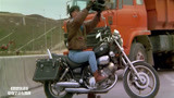 霹雳先锋：小伙骑着摩托就赶别大车，结果人赃并获，厉害