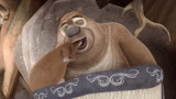 熊出没：熊二睡觉不老实，被子都被撕裂了，还好有熊大帮忙补被子