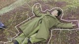黄渤身穿军大衣躺在地上拍照，姿势怪异秒变案发现场丨极限挑战