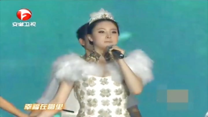 刘筱筱一袭公主造型，献唱《绿光》，台上光芒万丈丨国剧盛典