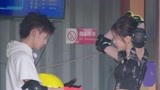 幕后：小鬼细心帮宣仪拿头盔 赛前准备工作满分