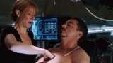 钢铁侠：反应堆装置短路了，小辣椒帮托尼检查，用手伸进胸腔