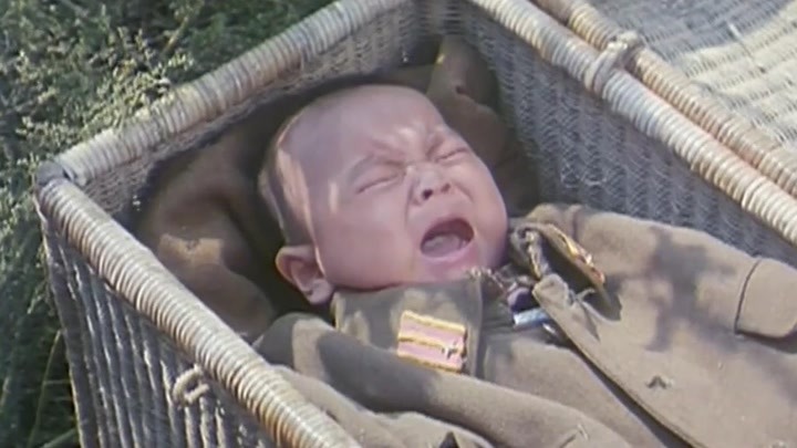 农村大娘捡到一个日本弃婴，不顾全村唾弃辱骂，将弃婴当亲孙养大