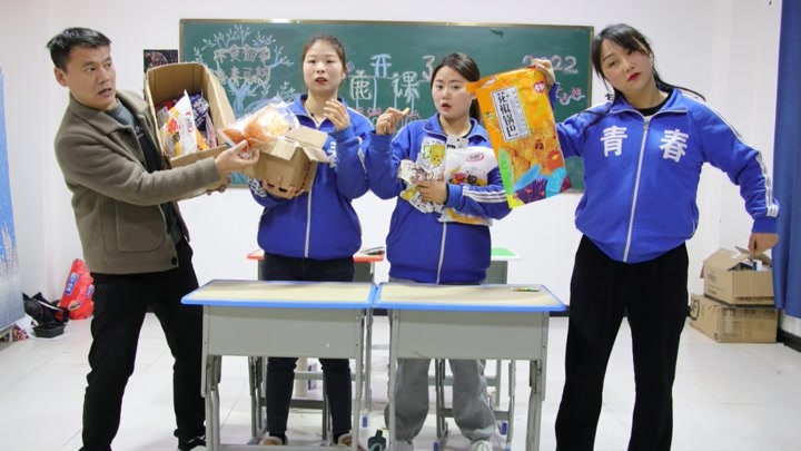 假如学生们都是机器人，想上课就要先喂零食，小鹿老师要崩溃了