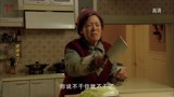 婆婆：婆婆举着菜刀对何琳：两千五的工作，你说不干就不干
