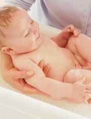 如何给新生儿洗澡