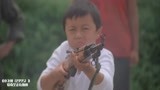 《小飞侠》爸爸教村民练武，他们轮流进攻，儿子竟掏AK扫射
