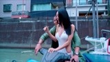 《唐探3》托尼贾为赶路，强抢美女克拉拉的摩托艇，吓得脸都绿