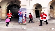 惹争议！英国一小女孩挡住了皇家卫兵去路，直接被大声呵斥让开！