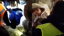 土耳其母子地震后110小时获救，宝宝瞪眼张望 现场响起欢呼和掌声