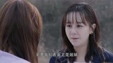 拥抱幸福：两小伙在河边在红樱，好看了