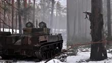 装甲车火力压制，步兵林间穿梭进攻 直击俄军作战现场
