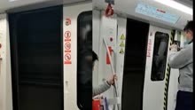 网传大连地铁五号线行驶时门未关闭 地铁客服：技术部门正调查